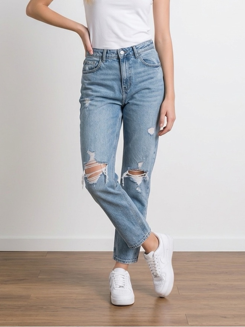 Wrangler Blue Jeans with Distressed Details | Size 6/28 | Cotton | Vintae